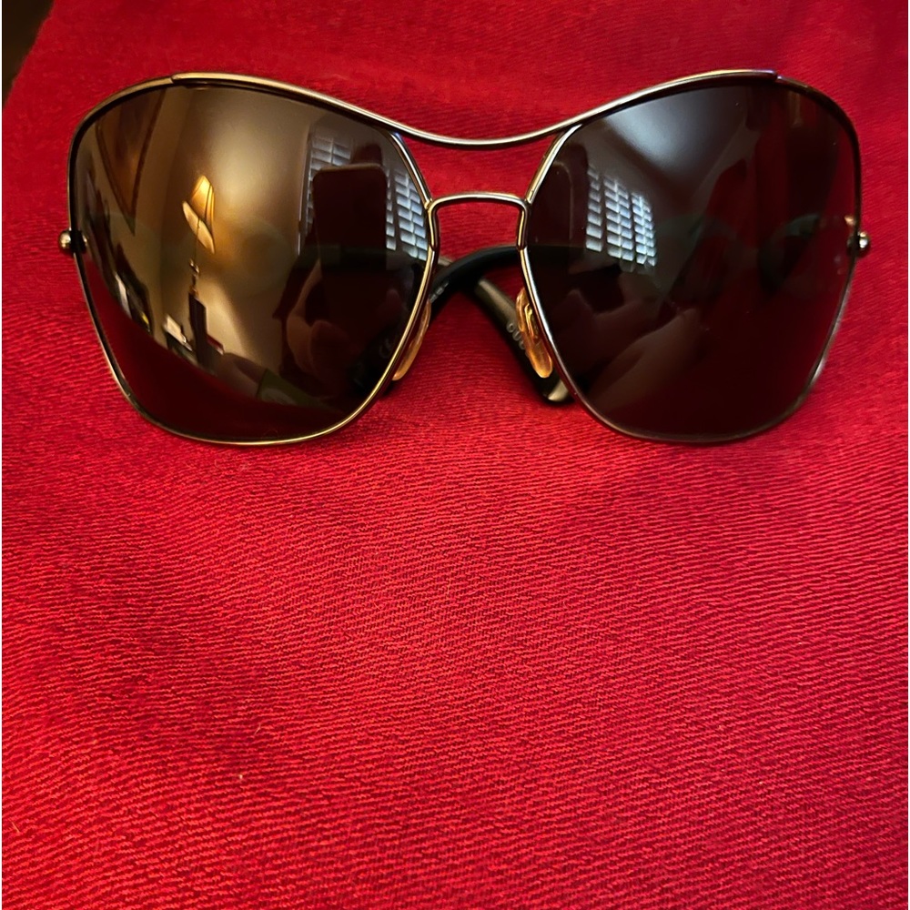 Gucci Chain Arm Sunglasses. Black lens and silver trim with Gucci chain arms.